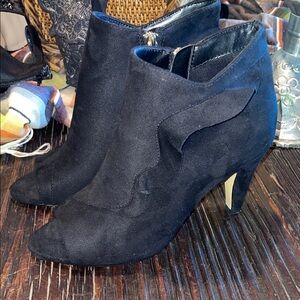 Bella-Vita Chic Black faux Suede w/ bonded leather sole Ankle Booties